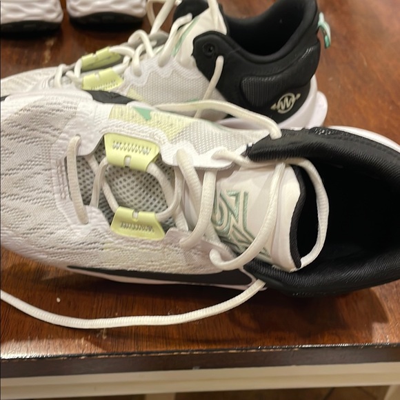 Nike White and Black Sneakers Modern Design ---Giannis Anttokoumpo #34. Like new - Picture 4 of 6